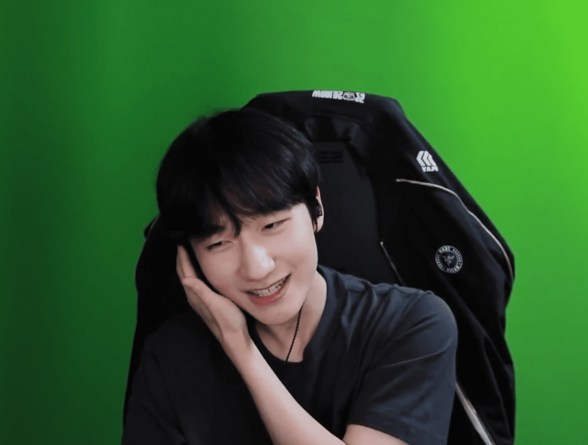 Peanut expresses admiration for Faker's resilience and his record of three consecutive World Championship titles.
