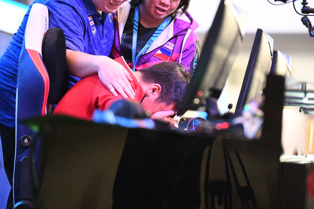 Vietnamese player breaks down in tears after losing Audition gold, Vietnamese player breaks down in tears after losing Audition gold,