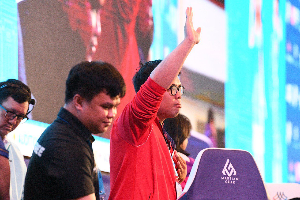 Although he did not win the men's singles gold, Trường Giang still claimed a silver medal at SEA Games 33. He left the stage with a proud image, placing his hand on his left chest where the national flag is, and looking toward the large crowd of Vietnamese fans below.