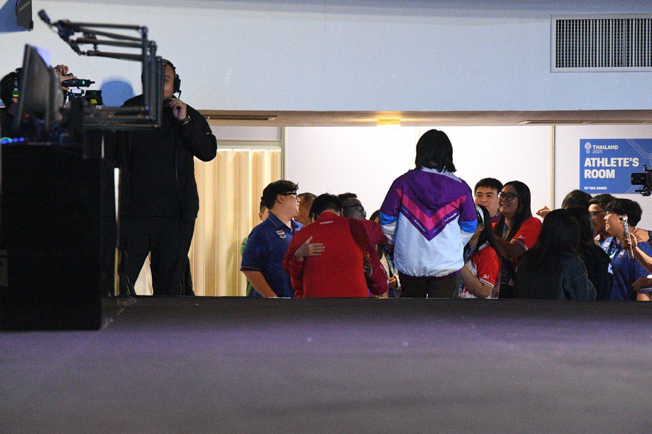 Trường Giang was encouraged by teammates after missing the gold. One teammate asked him if he wanted to stay to watch the women's singles or go outside to relax and clear his mind. The Vietnamese player then chose to quietly step outside the stadium, but not to relax... to cry.