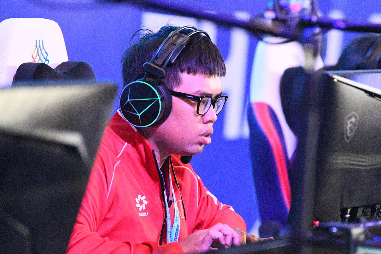 Trường Giang competes with great focus.