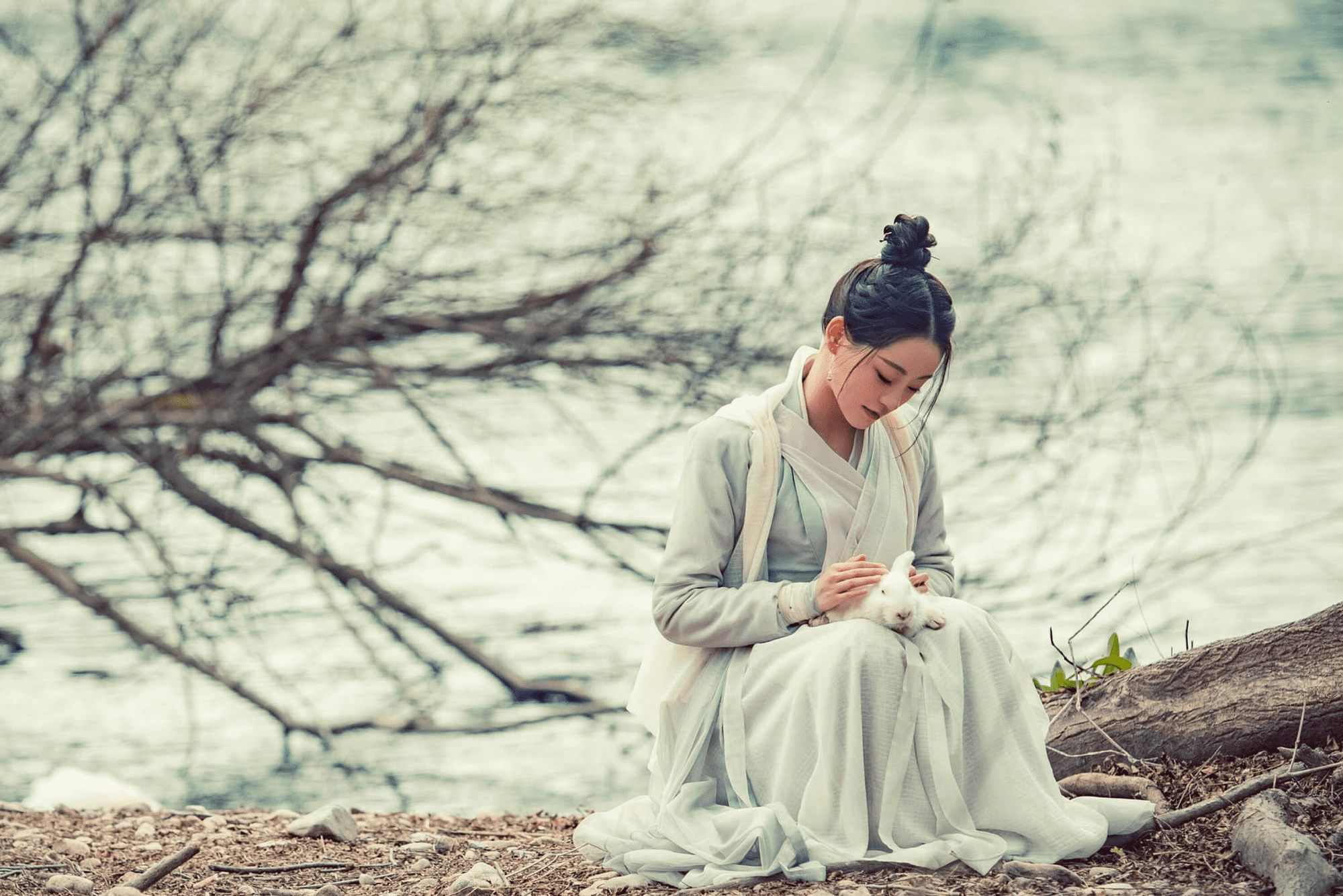 Diệt Tuyệt transforms Chu Chỉ Nhược from a kind, innocent person into a ruthless new leader of Emei.