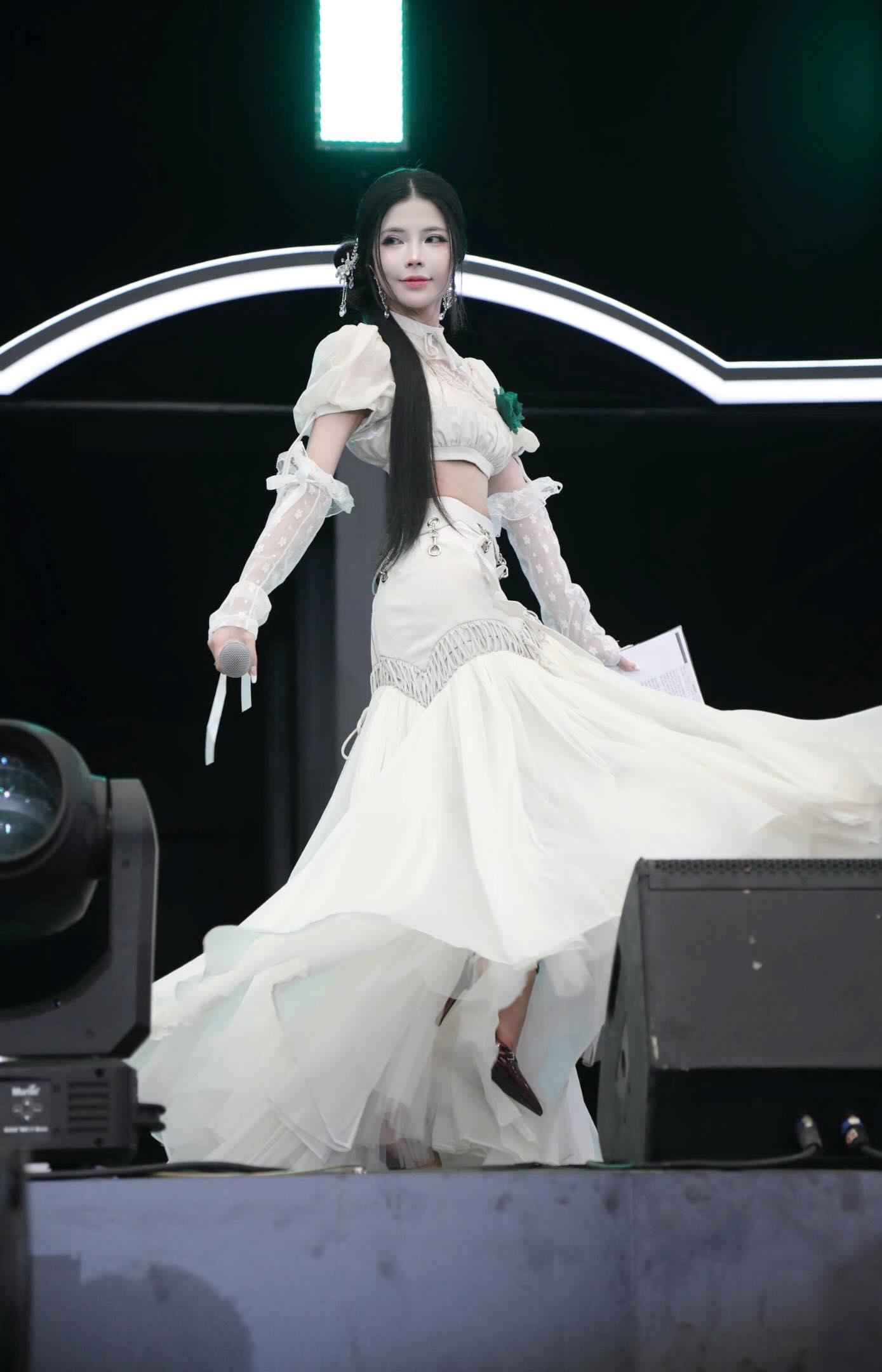 The charming and lovely figure and beauty of the female MC