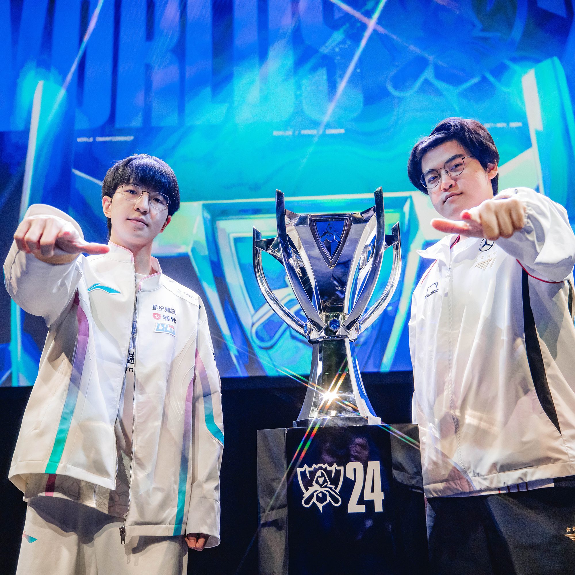 Elk (left) is the former World Championship runner-up of 2024.