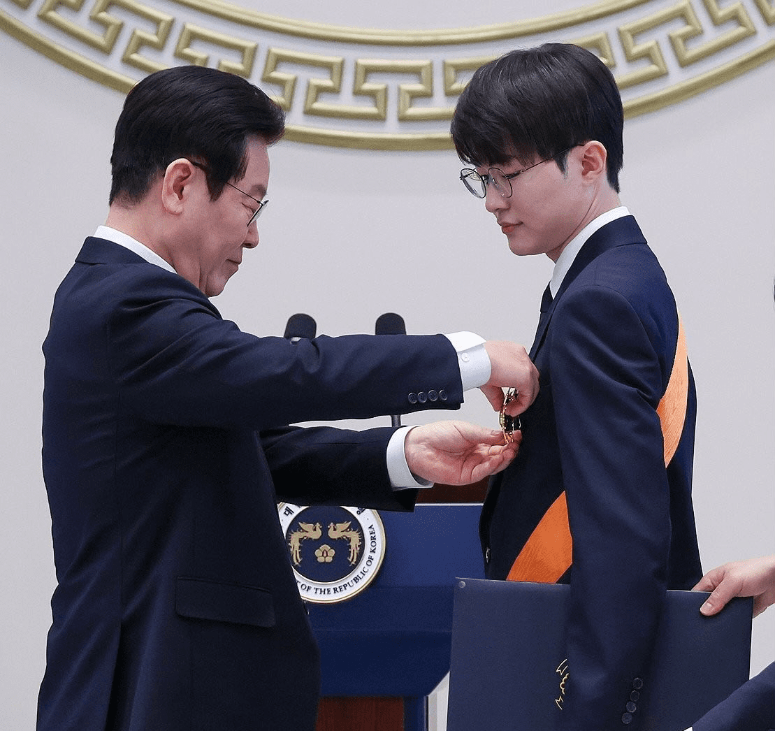 Faker receives the Medal of Honor.