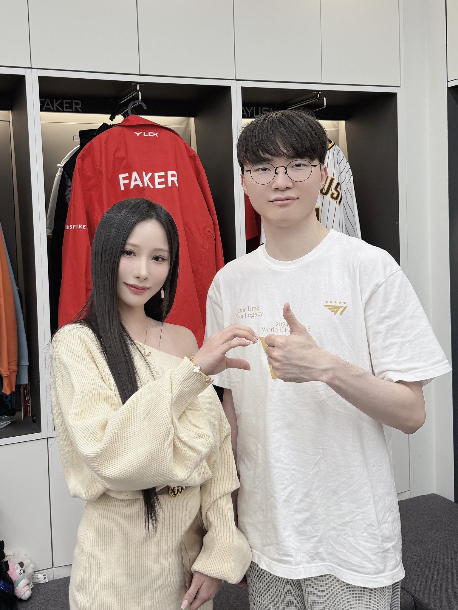 With the most alluring beauty in the cosplay world - HaneAme, Faker is still no exception