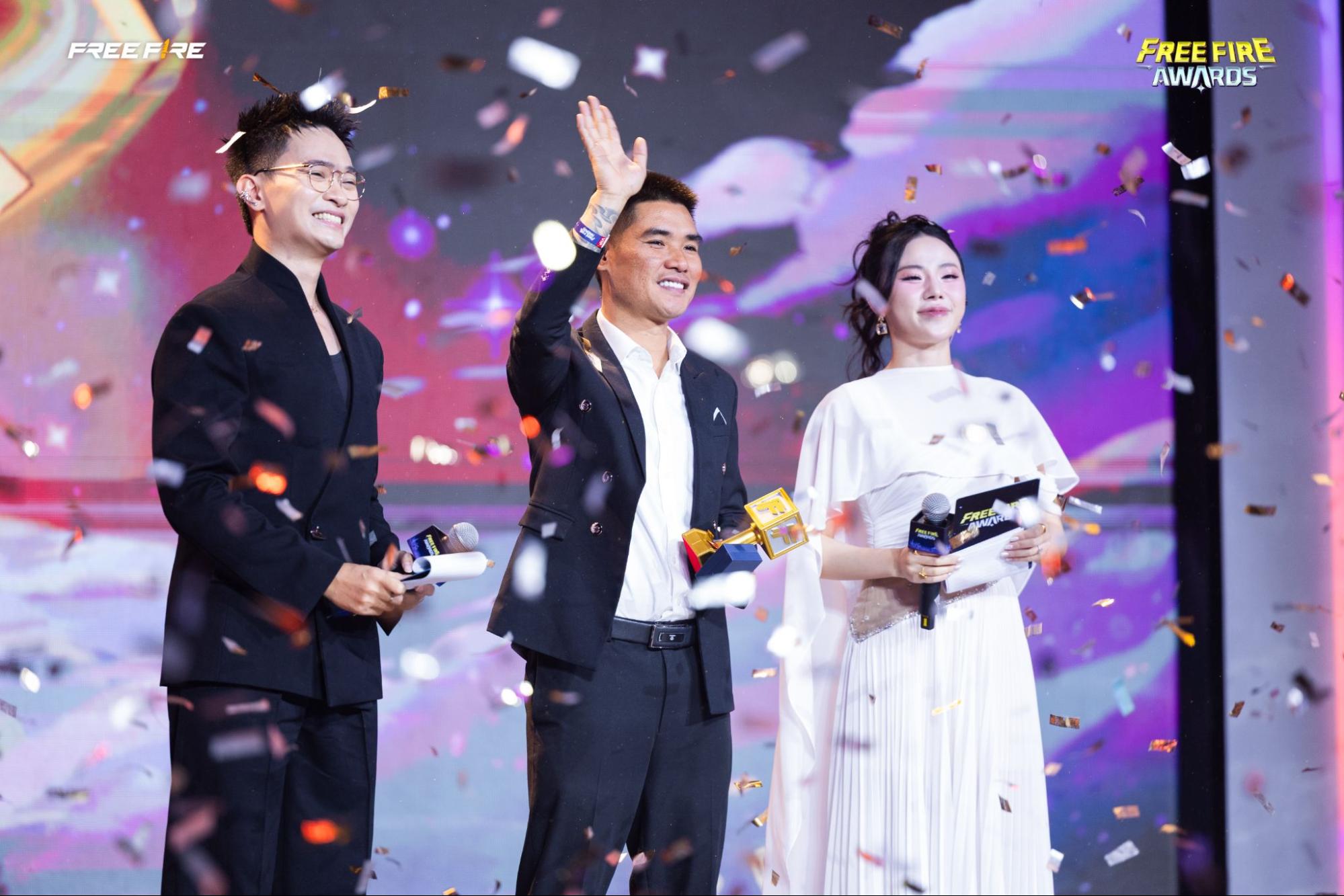 Bác Gấu receives the award for Free Fire Content Creator of the Year