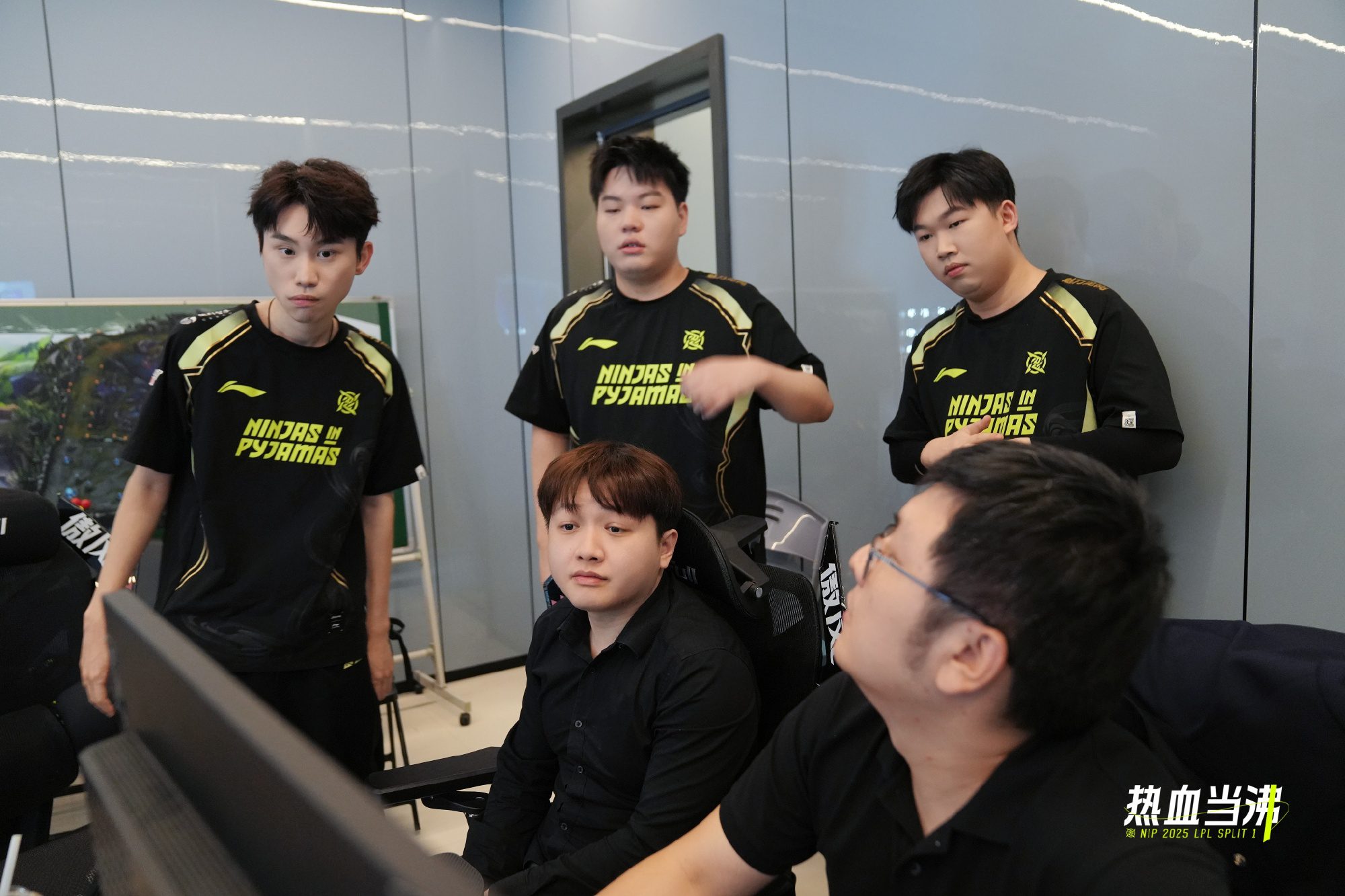 Doinb and Naiyou (standing, far right) in NIP's colors.