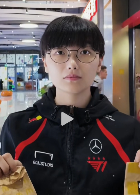 She even gained attention from quite a few T1 fans.