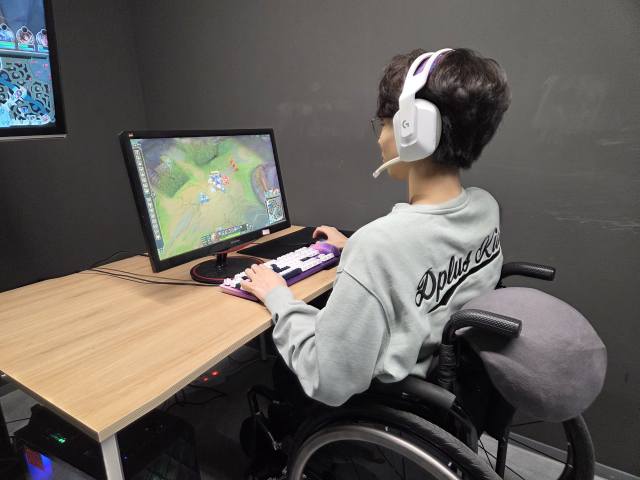 He is the first disabled player to compete in professional League of Legends for a team from the LCK.