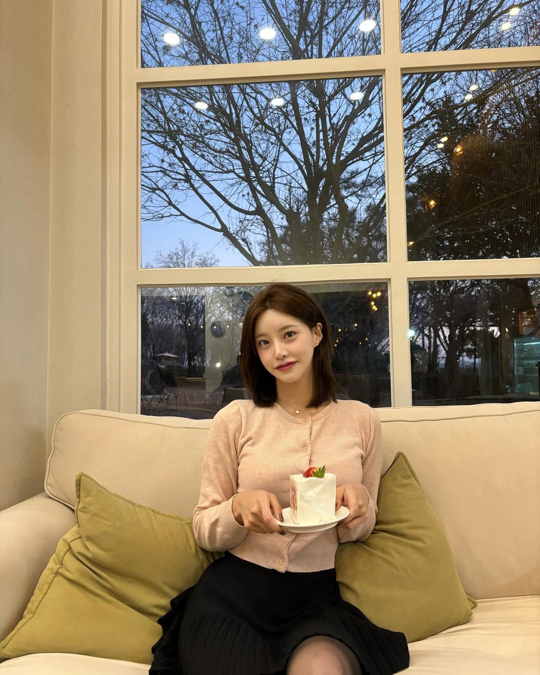 The beauty of Rookie's new girlfriend