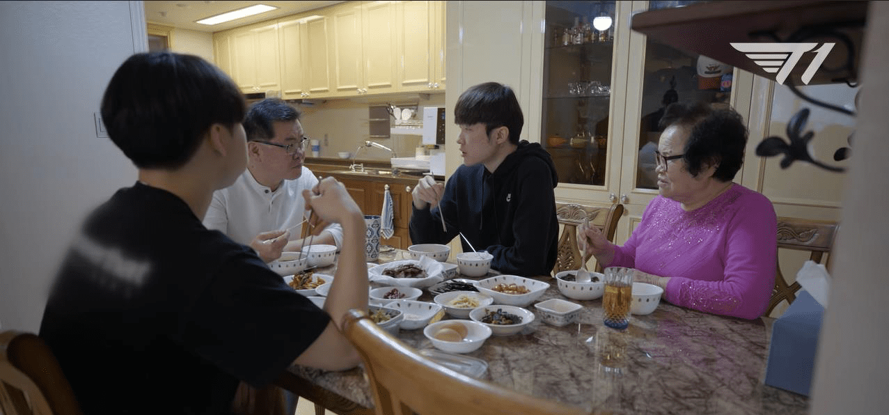 Faker's family.