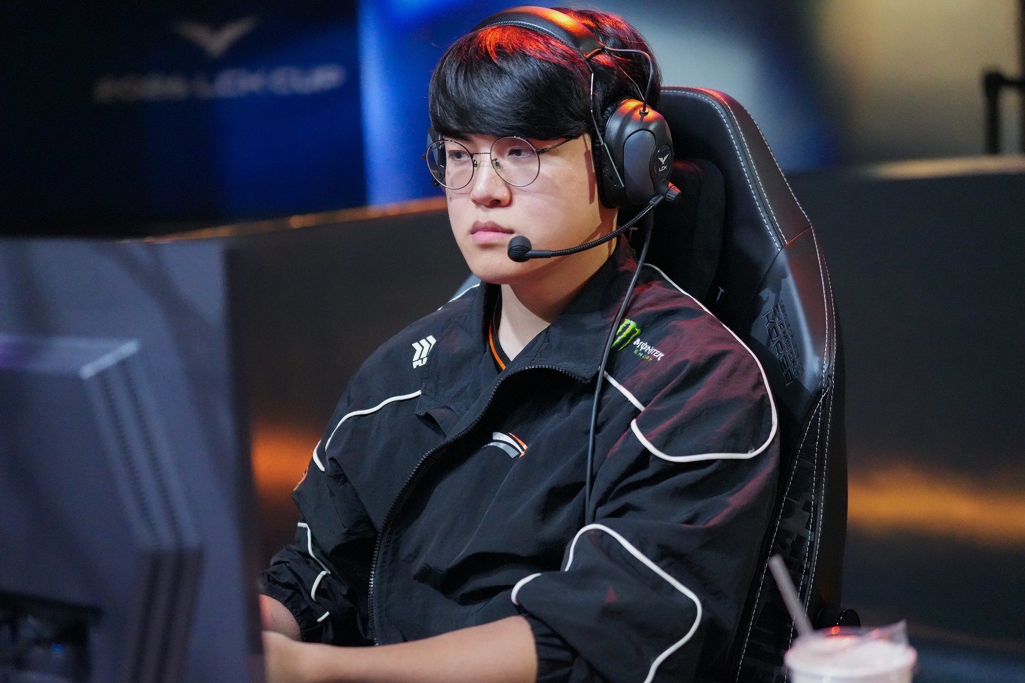 HLE extends their losing streak against T1 to three matches.
