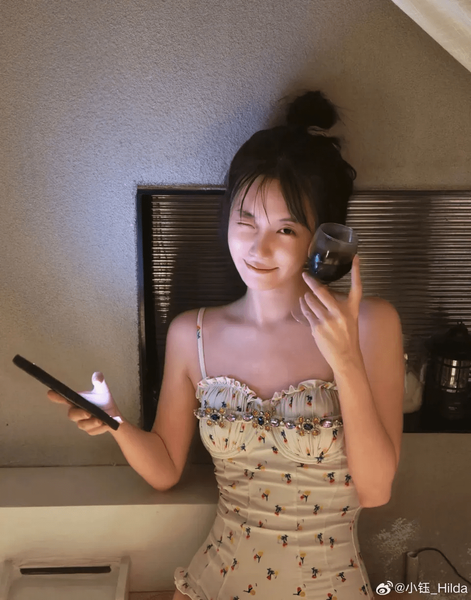 Recent images updated by Hilda on her personal Weibo.