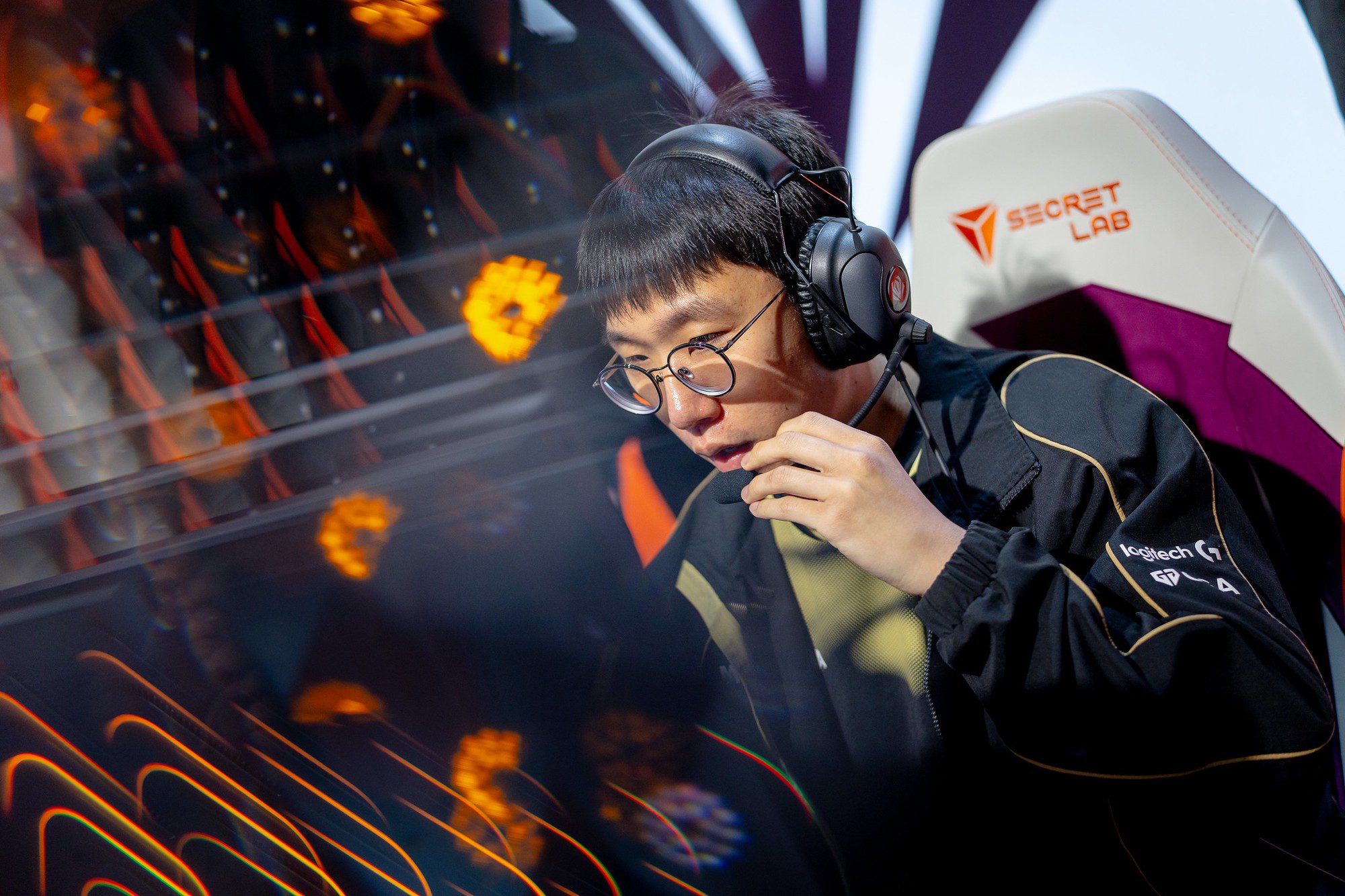 Rumors from Ruler's fans suggested that Ruler had previously helped Scout resolve financial issues while they were in the LPL.