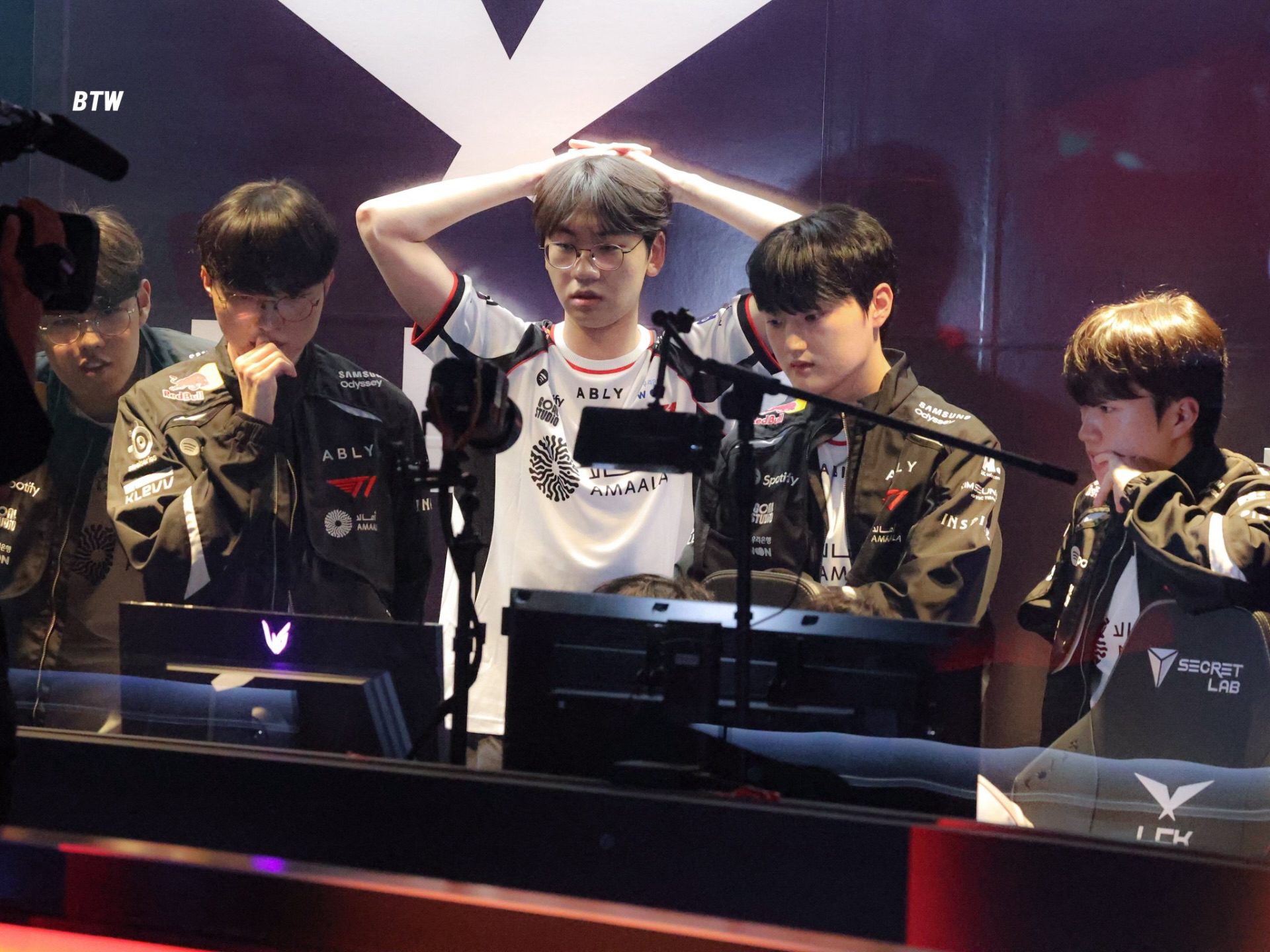 T1 has secured the necessary victory, but the loss to DK still attracts much discussion.