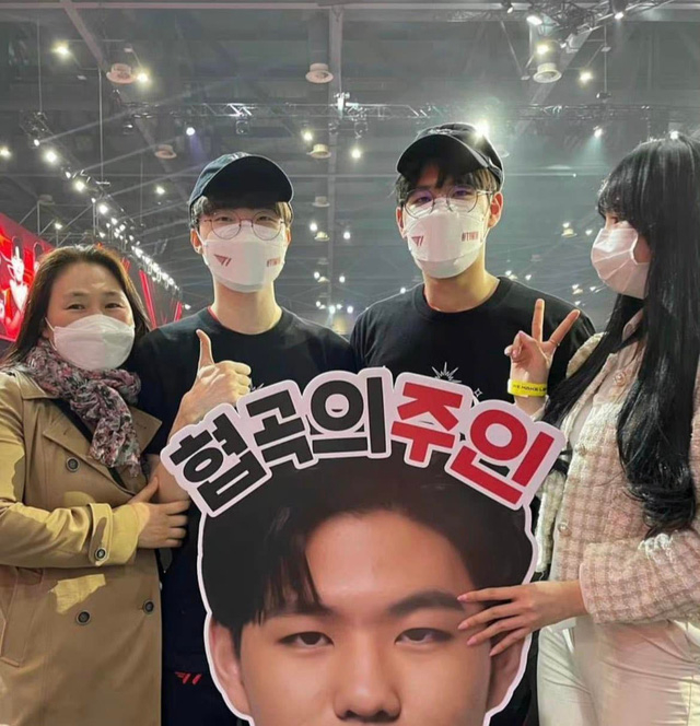 Oner's sister attracted attention at T1's victory celebration in 2022