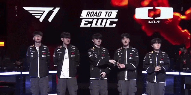 Faker's right hand clearly has an issue.
