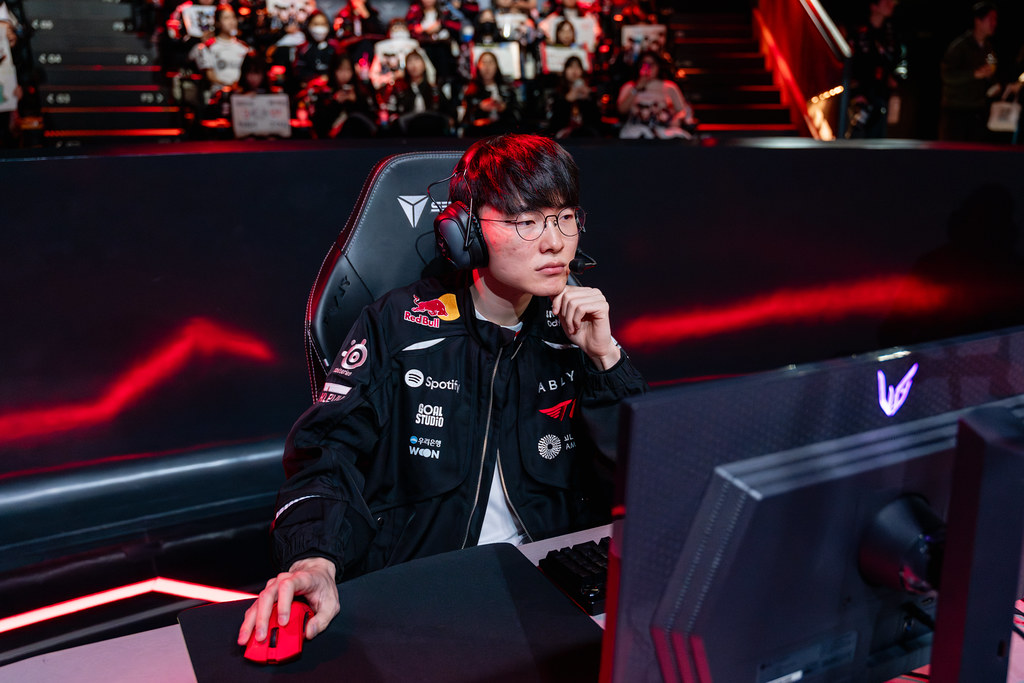 Faker causes concern among teammates and fans.