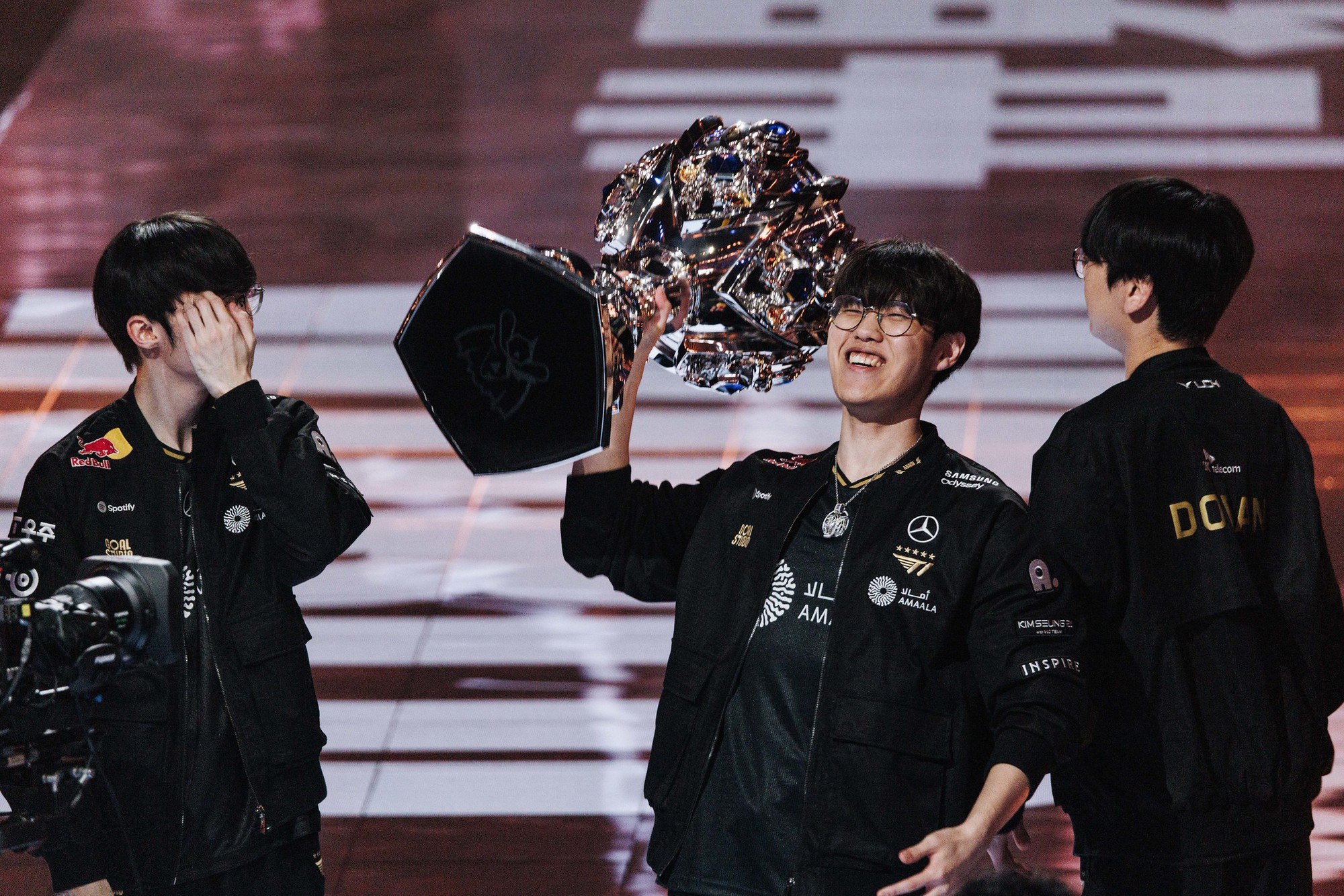 Faker and Oner with teammates help T1 soar.