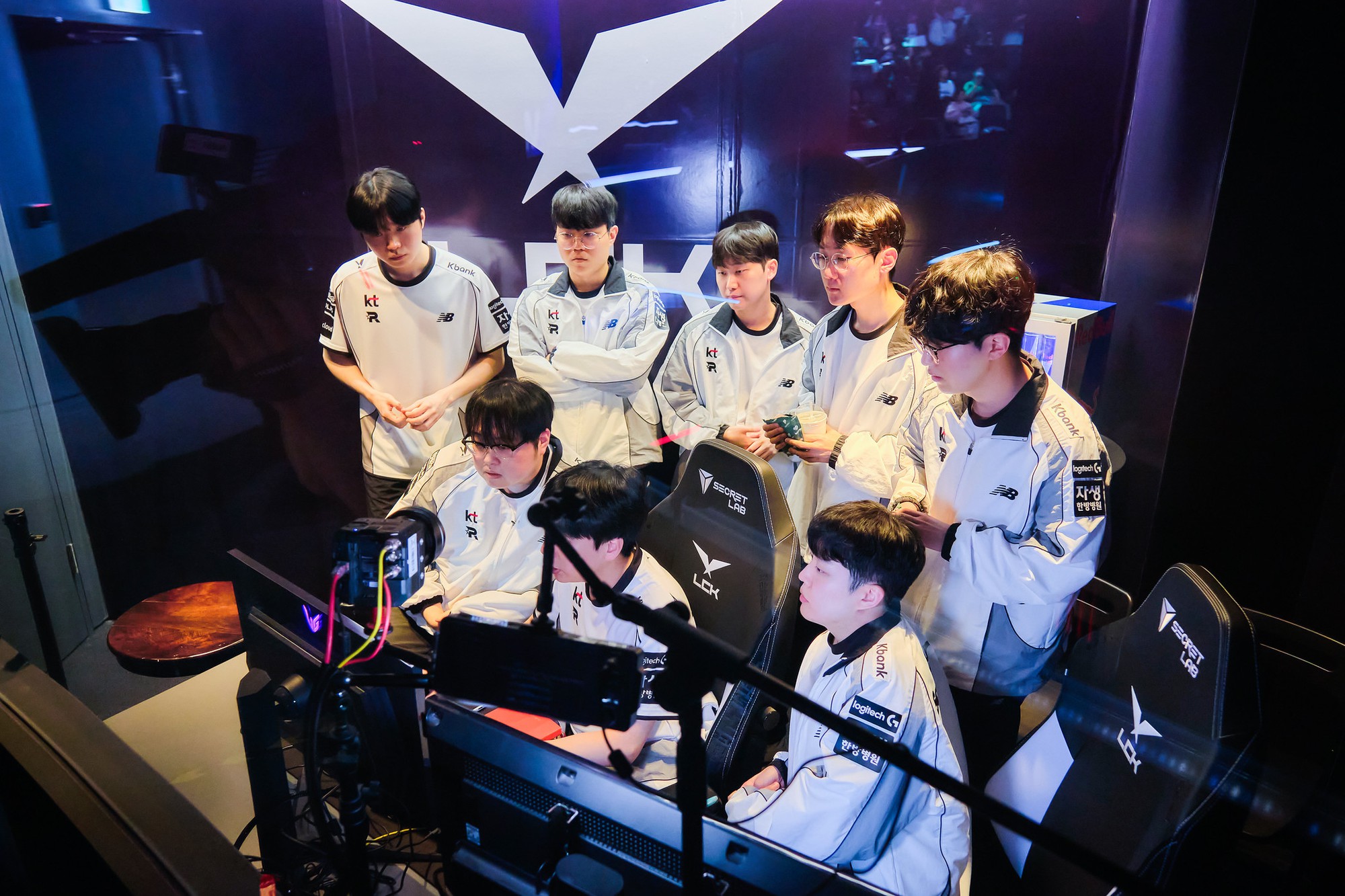 KT's win over HLE secures their hold on 2nd place heading into two critical weeks.
