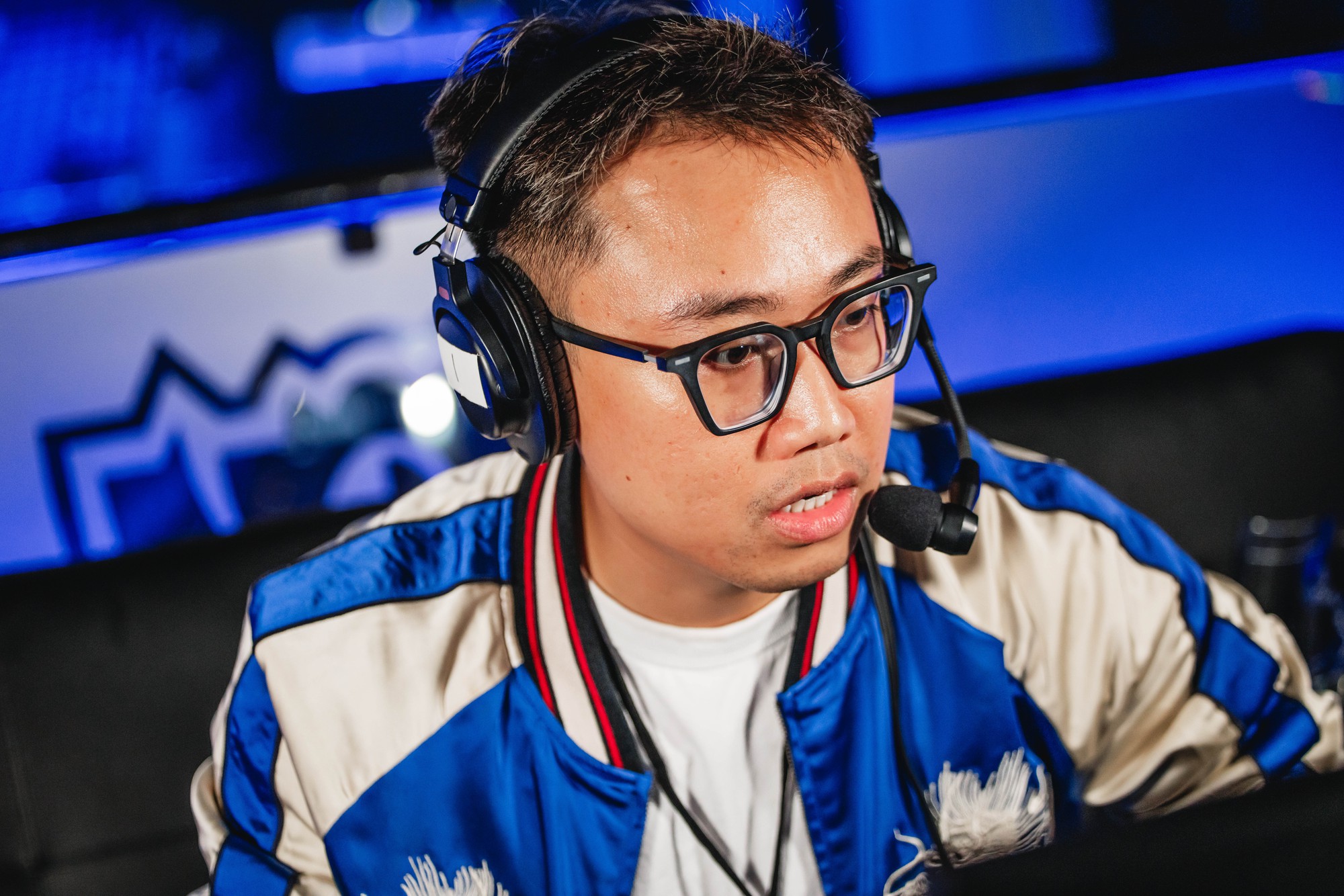 A veteran caster like Hoàng Luân repeatedly shows puzzling handling.