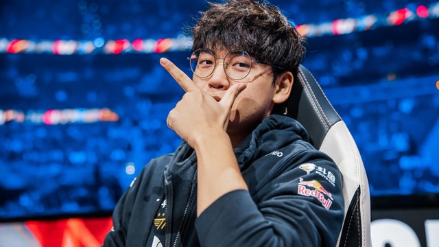 Caster Hoàng Luân Deletes Apology, Engages in "Var" Dispute with Gumayusi Fans - Image 3.