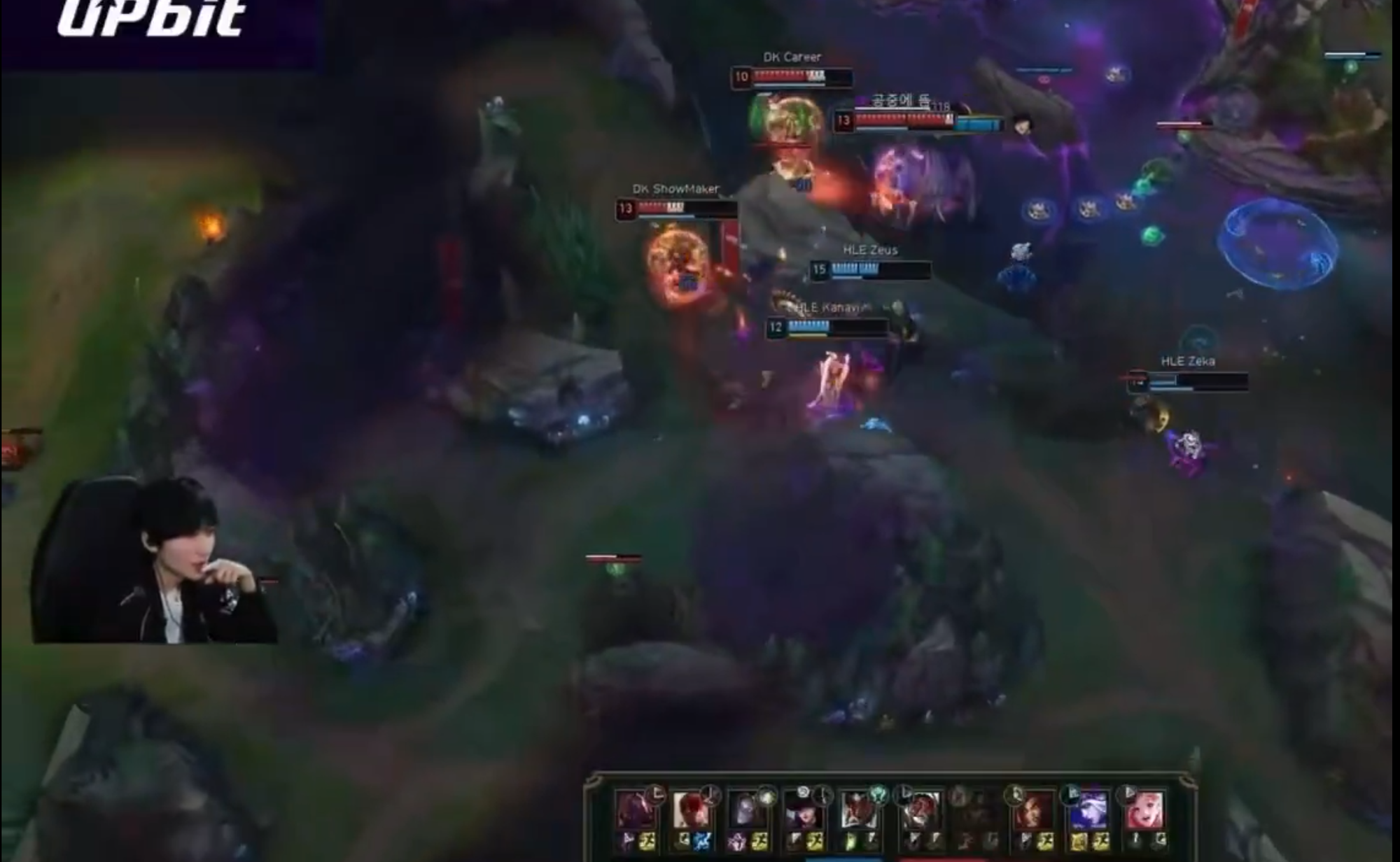 Peanut praises Gumayusi's ultra-fast reaction when climbing on Rift Herald to create a situation enabling teammates to kill Smash and win the teamfight.