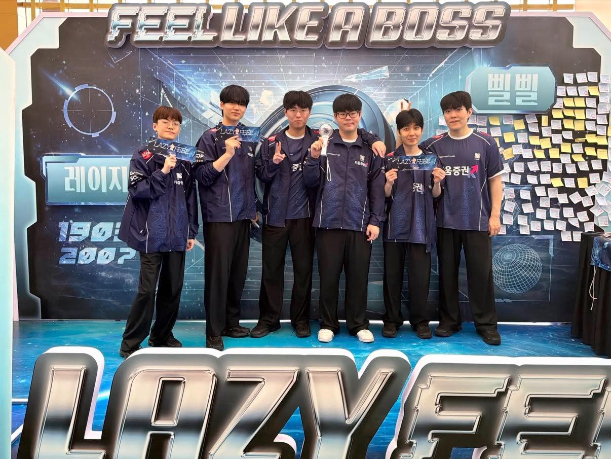 LazyFeel (third from right) receives praise from Ruler.