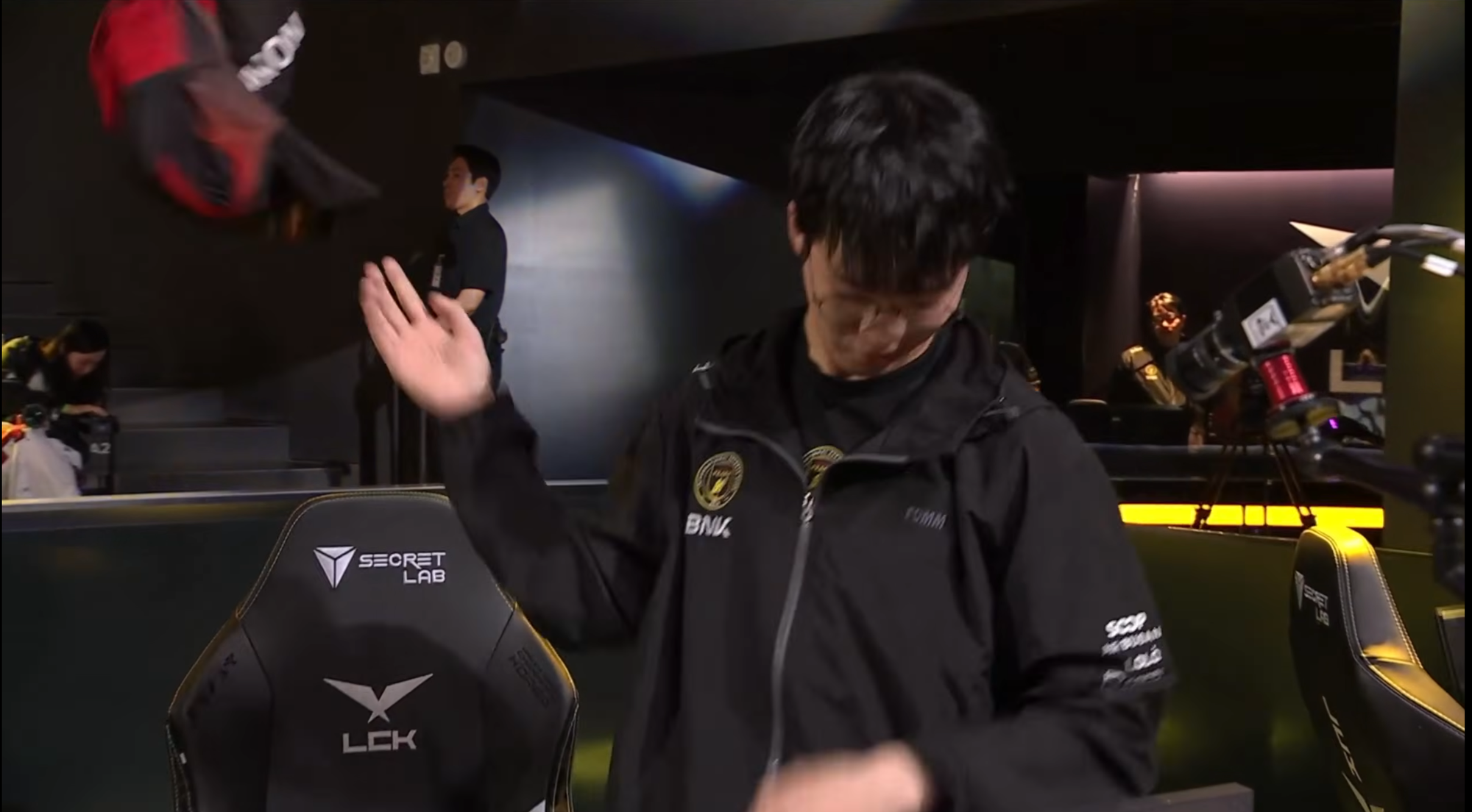 Taeyoon's jersey throw shocks the LoL community.