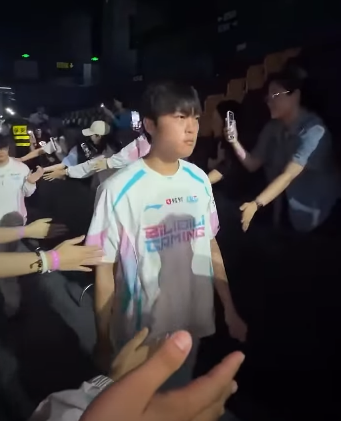 Bin remains indifferent to fans' outstretched hands.
