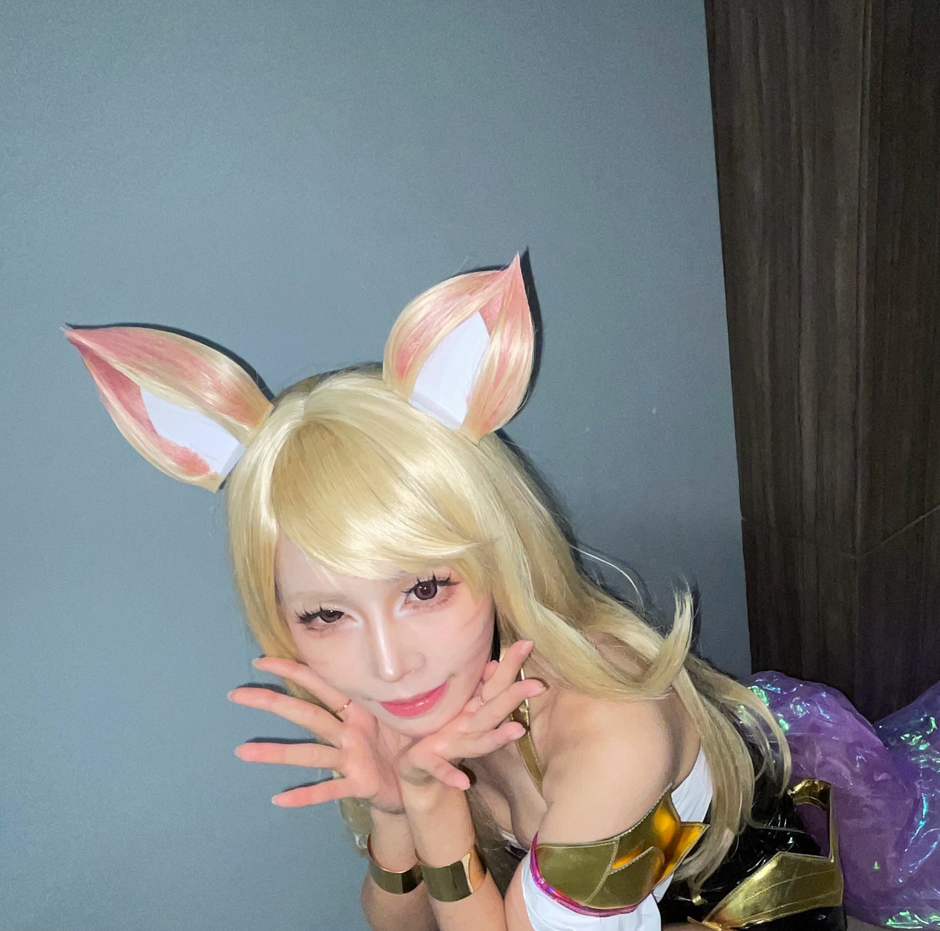 Oner’s sister looks stunning in Ahri K/DA cosplay.