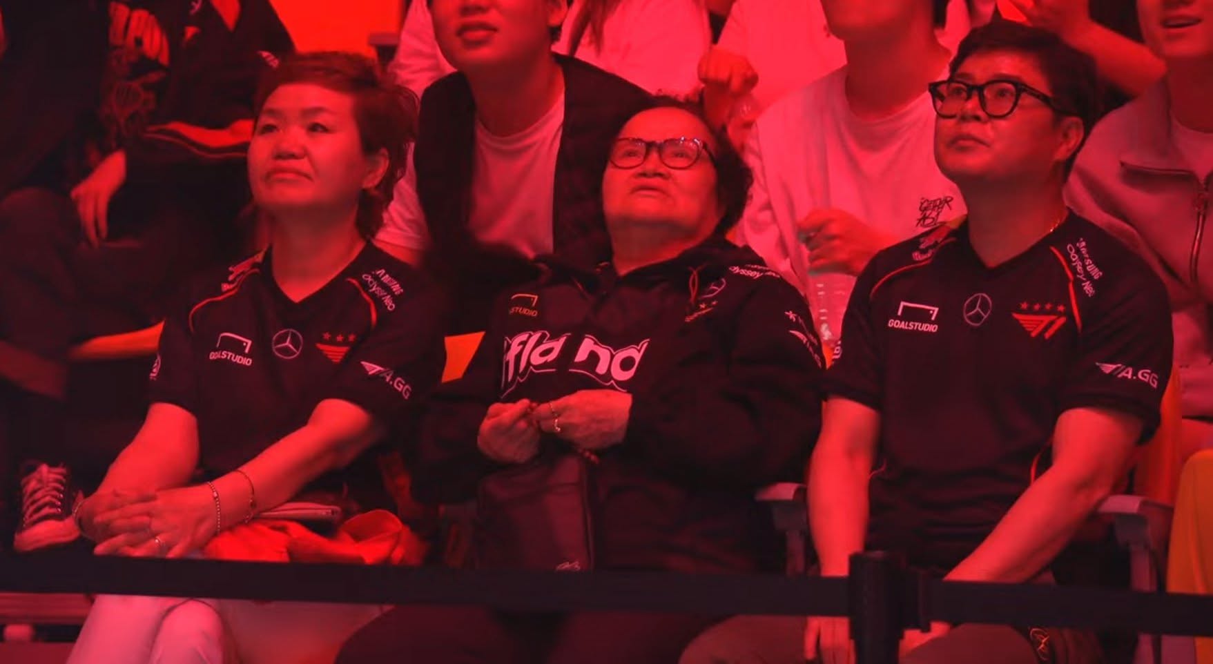 Faker's grandmother (center) is a familiar face to regular LCK viewers.