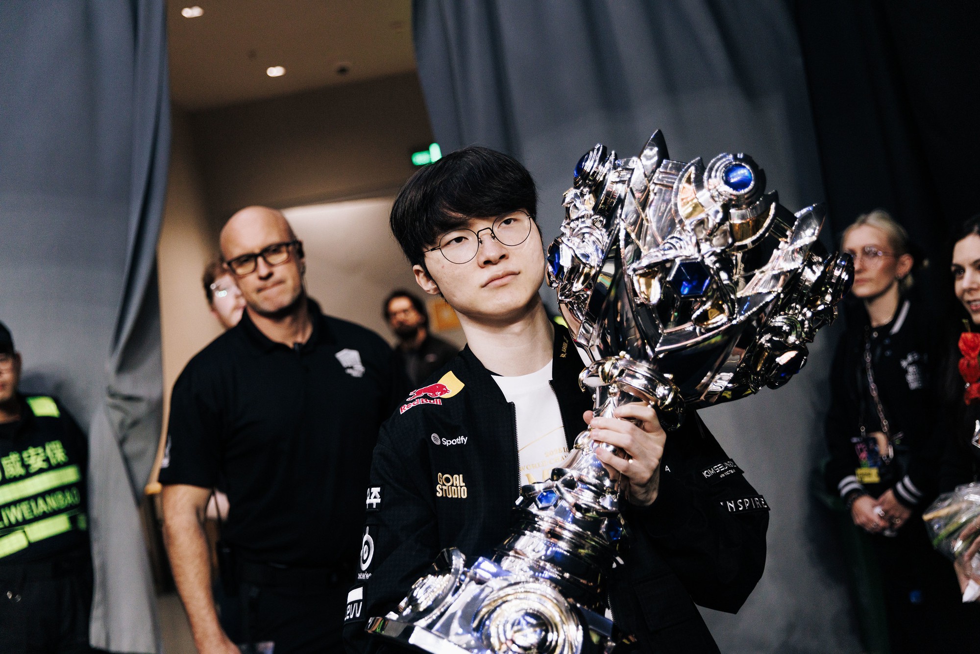 Korean media reveals Faker's 'unbelievable' salary.