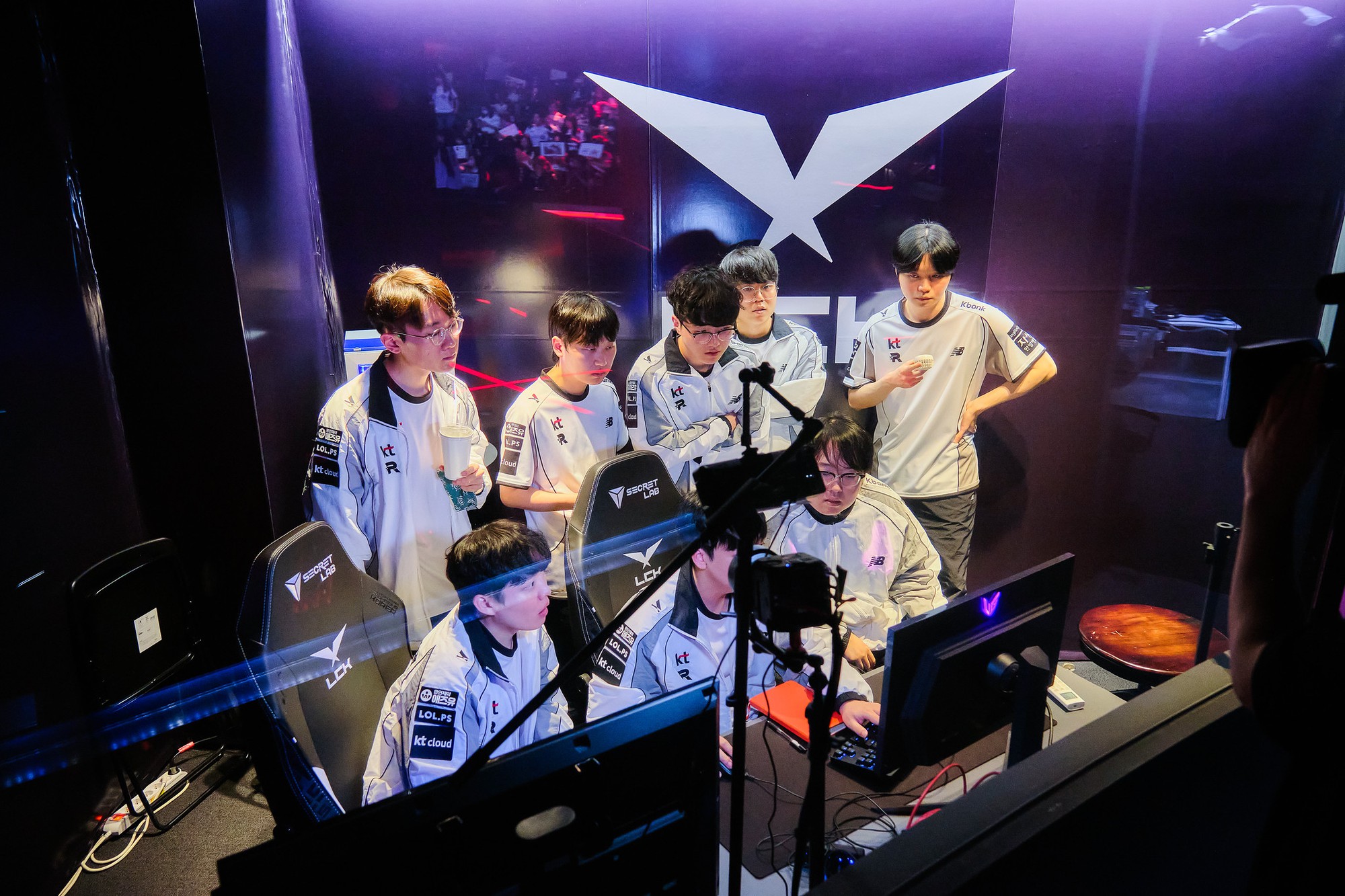 T1's defeat may have benefited KT.
